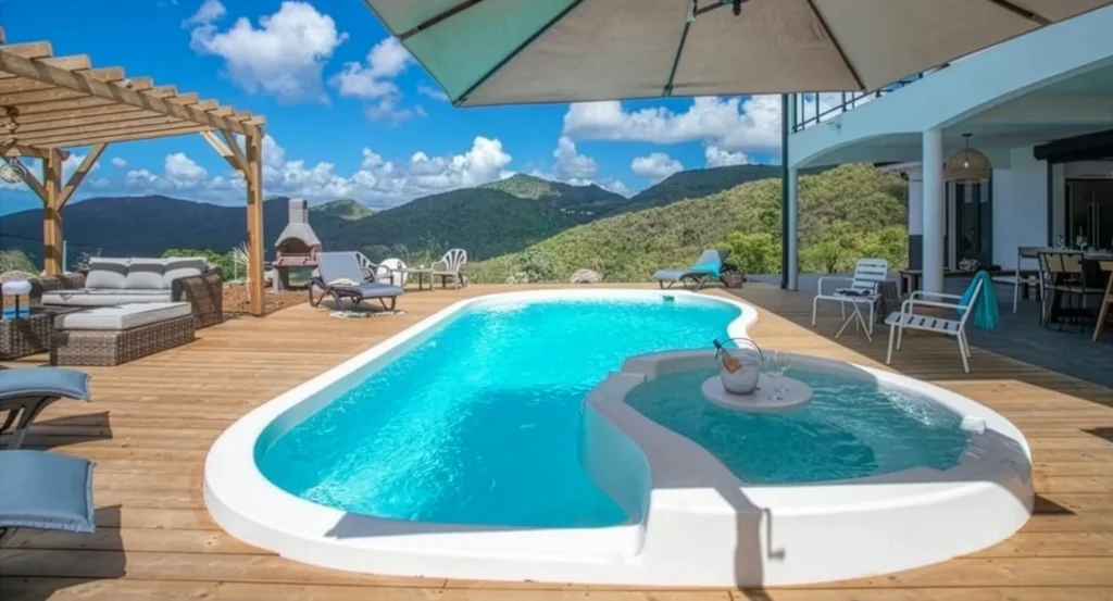 Image d'une piscine sur une terrasse avec une vue sur les montagnes